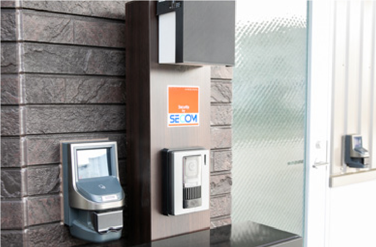 関係者以外の方は中から解除作業を行わない限りエントリーできません。